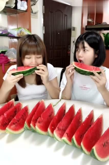 警察姐姐吃瓜比赛,趣味横生，警营生活新风尚